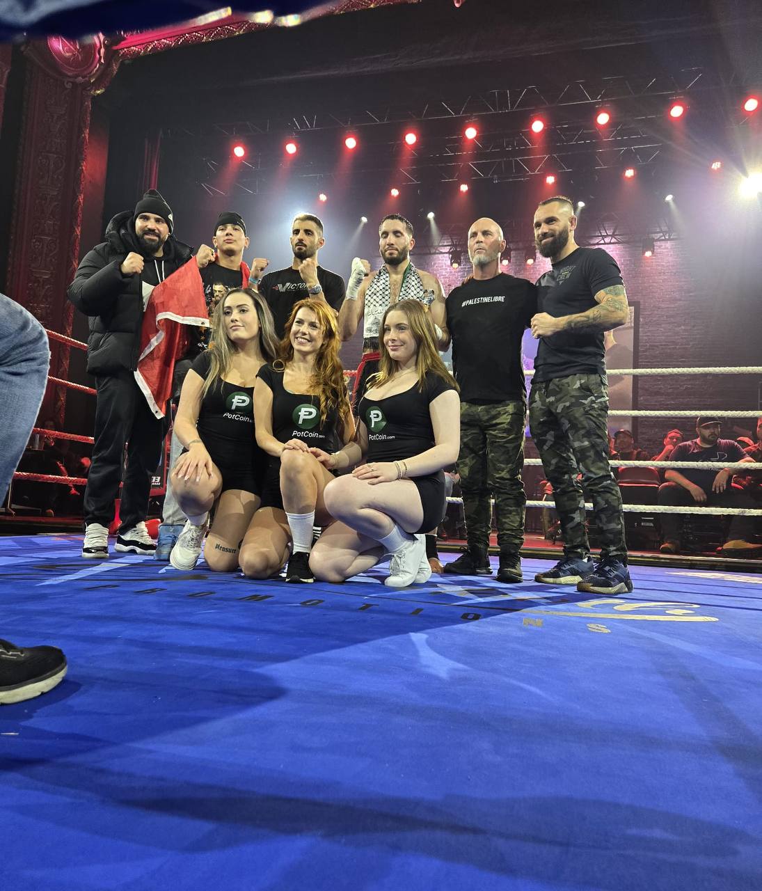 K1 @ L'Olympia: Ring girls with team